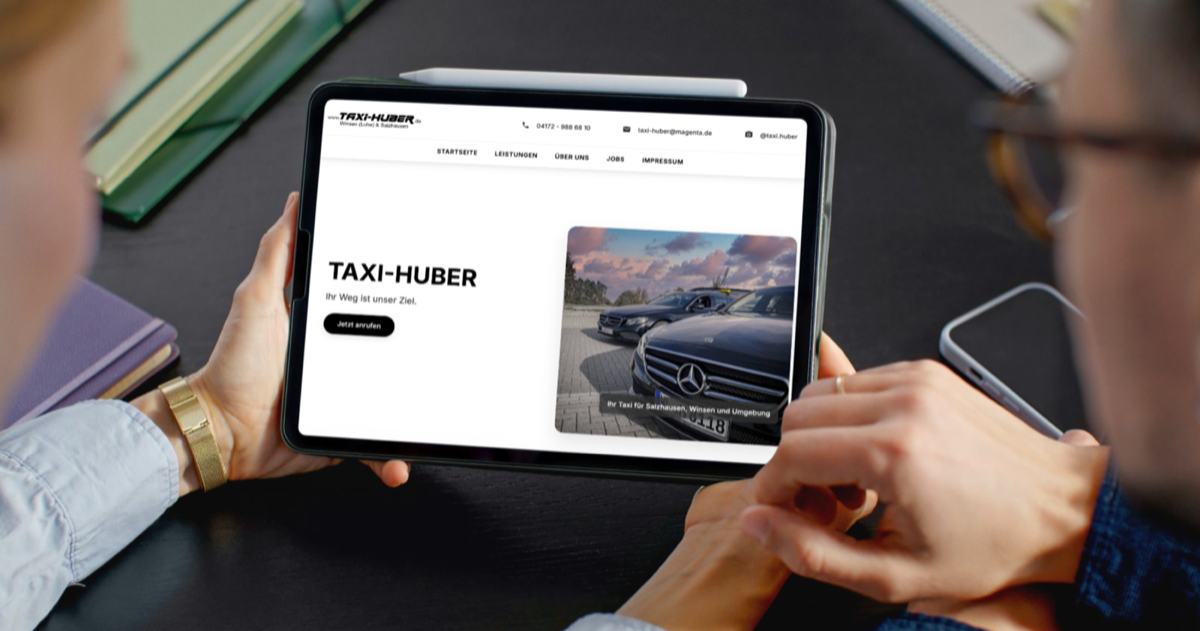 Website für ein Fahrunternehmen auf einem Tablet